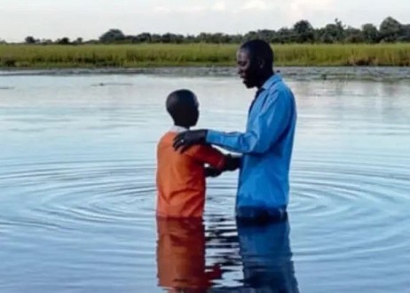 Evangélisation - Après avoir été évangélisé par un enfant de 8 ans, un enfant accepte Jésus et est baptisé dans le village