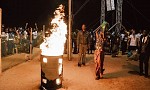 Une sorcière se rend à Jésus et brûle des amulettes et des fétiches après avoir entendu une prédication  de Daniel Kolenda en Zambie