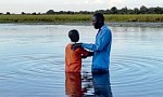 Evangélisation - Après avoir été évangélisé par un enfant de 8 ans, un enfant accepte Jésus et est baptisé dans le village
