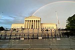 Un double arc-en-ciel apparaît devant la Cour suprême au moment de la prière
