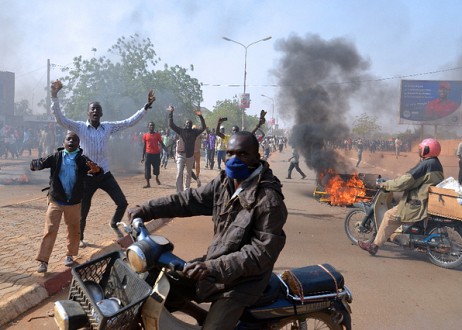 Trois églises incendiées, les violences s’étendent à Niamey