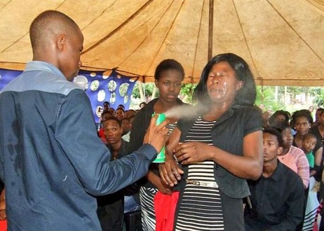 (Photos) Choquant - Un pasteur utilise un insecticide pour guérir ses fidèles 

