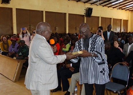 Remise de Bibles aux membres du gouvernement, lors de la commémoration de l'attentat de Ouagadougou
