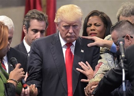 Donald Trump au cours d'une prière à la Maison Blanche affirme: 