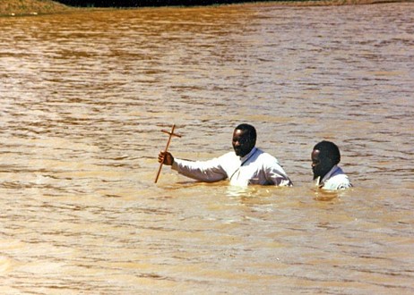Après deux noyades en Tanzanie, les chrétiens réexaminent la sécurité des baptêmes dans les rivières