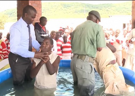 Plus de 120 prisonniers décident de quitter le crime et se baptisent