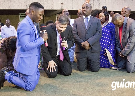 Les autorités ougandaises donnent la nation à Jésus