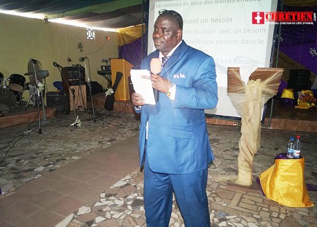 Conférence sur le Leadership, le Rev Adji Raymond face à deux cents pasteurs