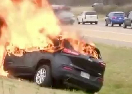 Le jour où un homme et sa Bible sont sortis miraculeusement indemnes d’une voiture en flammes