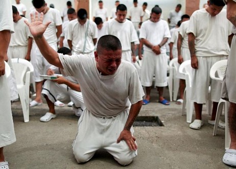 L'évangile entre dans les prisons du Salvador et plusieurs chefs de gangs se donnent à Christ