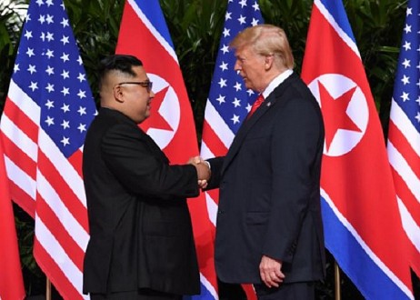 La prière porte ses fruits, Trump et Kim se serrent la main et signent 'un accord historique'
