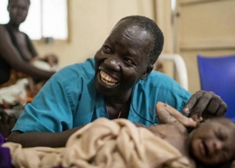Un chirurgien de l'Ong Samaritan's Purse qui récite la Bible et le Coran à ses patients remporte un prix de l'ONU