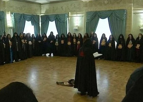 Les sorcières russes font des incantations en faveur de Poutine lors d'une cérémonie publique
