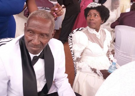 Les plus vieux mariés, lui a 98 ans et sa future femme en a 92. Ils se sont unis devant Dieu