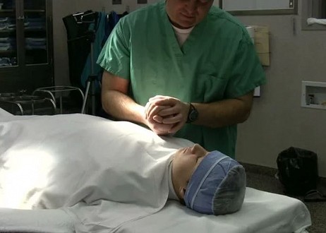 Un médecin recommande la prière aux patients avant l'opération