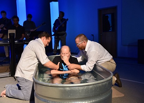 Il a passé neuf mois en chaise roulante et Christ le guérit le jour de son baptême !