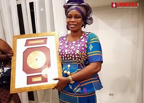 Chandelier d’Or 2019 – Le chantre Maman Grâce reçoit le disque d’or de la meilleure révélation de la musique chrétienne 2019