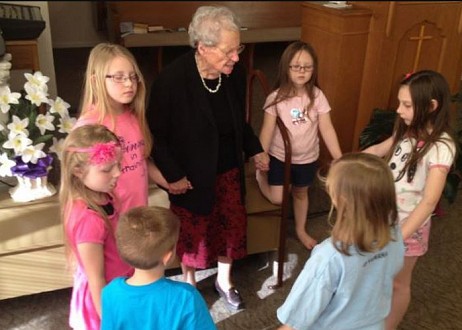 Elle a 88 ans et continue son ministère d’évangéliste