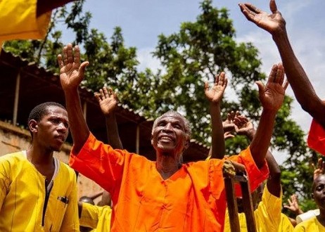 95 prisonniers donnent leur vie à Christ à la prison de Murchison Bay à Kampala