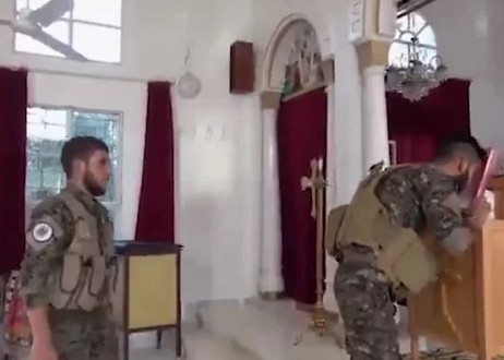 Des chrétiens syriens prient et embrassent la Bible avant le combat contre la Turquie