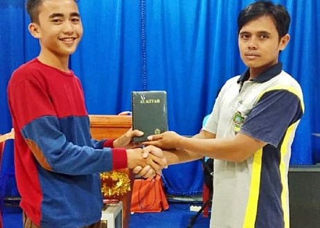 Par manque de bibles, les chrétiens indonésiens se prêtent les bibles