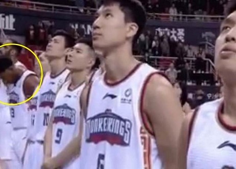 Un joueur est condamné à une amende pour avoir prié pendant l'hymne au lieu de regarder le drapeau chinois