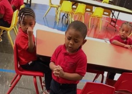 Un garçon de 3 ans dans une vidéo conduit une prière avec ses amis de classe qui a déjà plus de 2 millions de vues !