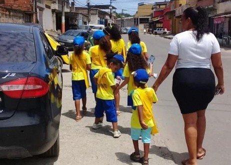 Des enfants se déguisent en facteur pour évangéliser à Rio