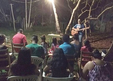 Des missionnaires commencent l'église sous un arbre en Amazonie et emmènent les gens au baptême