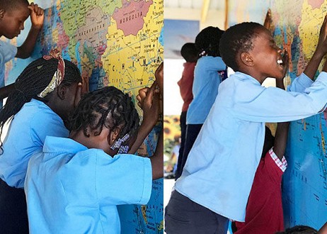 Coronavirus - Les mains sur la carte du monde, des enfants prient avec ferveur contre COVID-19