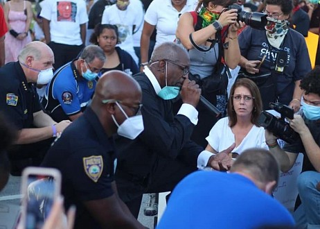 Affaire George Floyd - Des policiers prient parmi des manifestations contre les brutalités policières