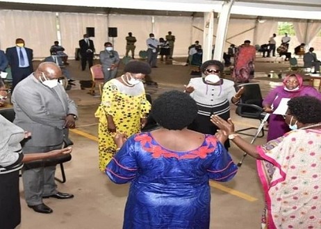 Les parlementaires ougandais remercient Dieu pour sa protection au Covid-19