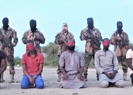 Des terroristes exécutent des hommes dans une vidéo avec un message aux chrétiens: «Tournez-vous vers Allah»
