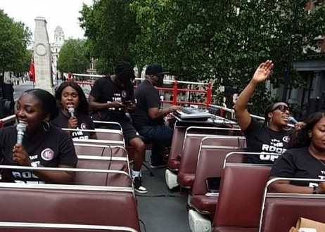En bus ouvert, un groupe chrétien fait l'éloge des rues du centre de Londres