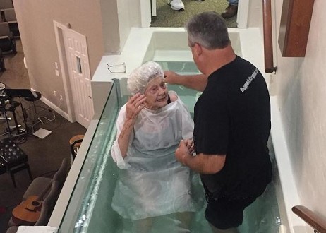 Jamais trop tard, une femme âgée est baptisée à 96 ans