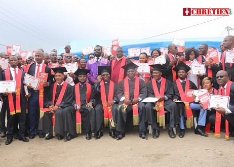 Cérémonie de graduation – Les étudiants de la première promotion de l'Ecole Biblique Mobile (EBM) sanctionnés par un diplôme au terme de leur formation.