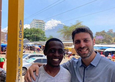 Un interprète musulman se rend à Jésus après avoir aidé un évangéliste à prêcher en Tanzanie