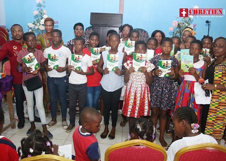 Noël pour  Christ : La ligue pour la lecture de la bible cadeaute plus de 100 enfants à l’Eglise la Vision Apostolique à Koumassi