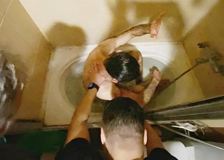 Pour marquer son attachement à Jésus, un ex-musulman ne refuse pas de se faire baptiser dans une baignoire Pour marquer son attachement à Jésus, un ex-musulman ne refuse pas de se faire baptiser dans une baignoire