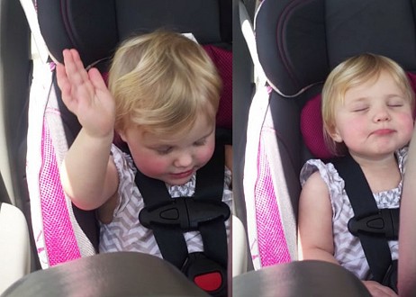 Un bébé de 2 ans est filmé en train d'adorer Dieu dans la voiture