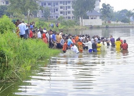 Environ 500 personnes sont baptisées après avoir reçu le Christ en Ouganda