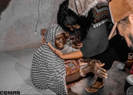 Des veuves dorment sur des matelas pour la première fois après les dons de missionnaires en Afrique