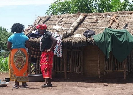 Des sœurs analphabètes évangélisent un village en Afrique avec des reconstitutions d'histoires bibliques