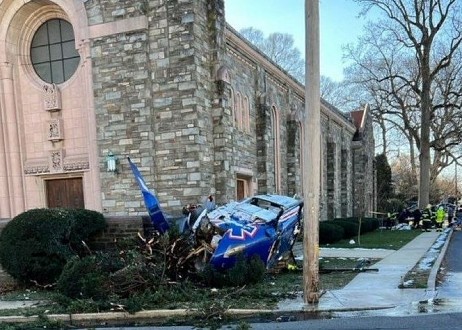 Un hélicoptère s'écrase devant une église et des passagers survivent