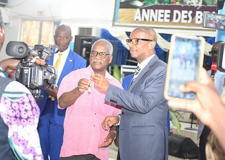 Le Dr Yayé Dion Robert reçoit les clefs du nouveau temple de l’EPBOMI Jacqueville Le Dr Yayé Dion Robert reçoit les clefs du nouveau temple de l’EPBOMI Jacqueville