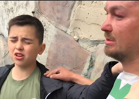 Un garçon de 14 ans prêche dans les rues d'Ukraine et conduit les gens à Jésus
