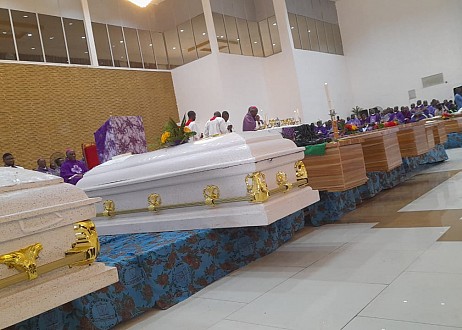 Enterrement de masse dans l'État d'Ondo, au Nigeria, après une attaque terroriste contre une église catholique 
