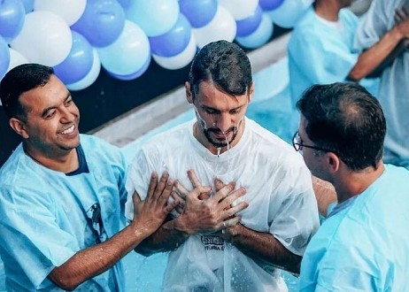 Le défenseur de Flamengo décide de donner sa vie à Jésus et se fait baptiser à l'église de Rio