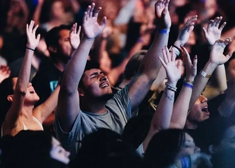 Des centaines de jeunes acceptent Jésus lors d’un service de 12 heures aux USA
