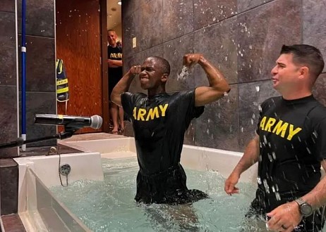 Un aumônier conduit plus de 150 soldats au baptême dans une base militaire américaine